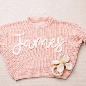 Cherished Custom Baby Sweaters: Personaliseer hun naam met prachtig borduurwerk afbeelding 5