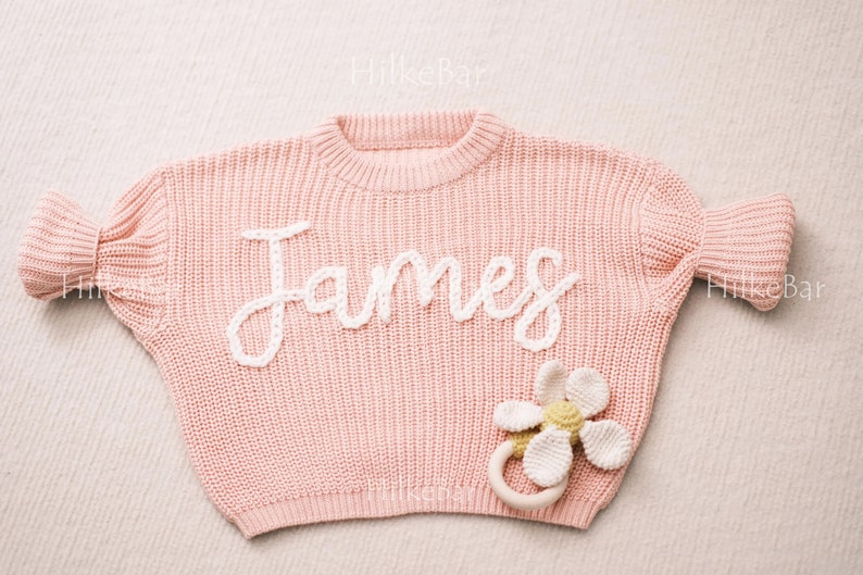 Cherished Custom Baby Sweaters: Personaliseer hun naam met prachtig borduurwerk afbeelding 5