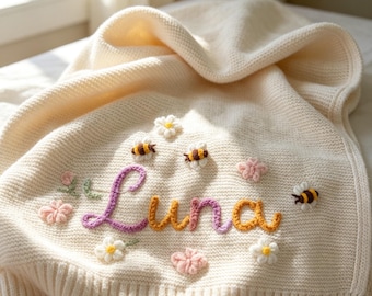 Copertina per neonato personalizzata con nome / Lavorazione a maglia in cotone biologico ricamata a mano / Decorazione morbida e neutra per la cameretta / Regalo unico per baby shower