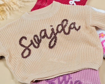 Personalisierter Baby-Pullover mit handgesticktem Namen und Monogramm - ein herzliches Geschenk von Tante