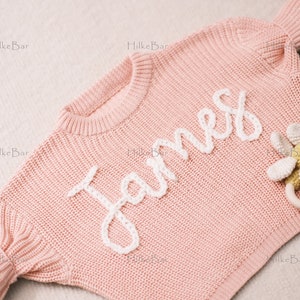 Individueller Baby-Pullover für Mädchen mit handgesticktem Namen und Monogramm ein herzliches Geschenk von Tante Bild 4