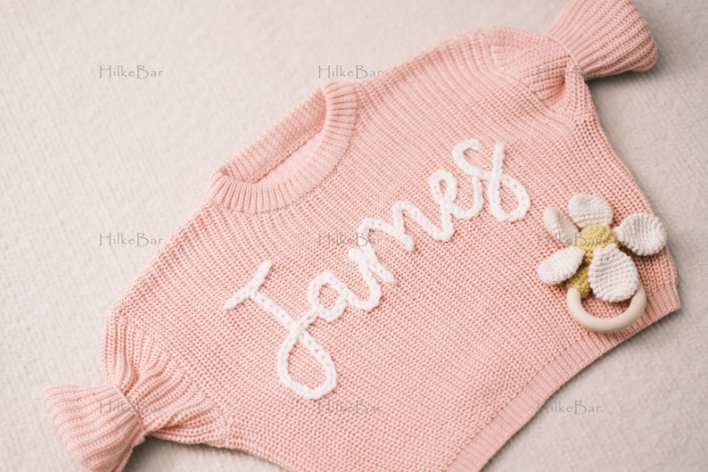 Individueller Baby-Pullover für Mädchen mit handgesticktem Namen und Monogramm ein herzliches Geschenk von Tante Bild 4