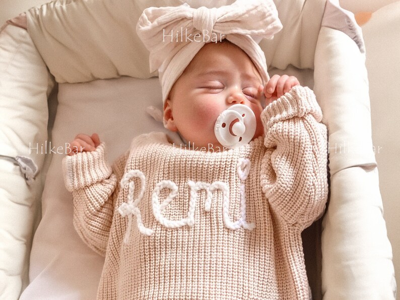 Cherished Custom Baby Sweaters: Personaliseer hun naam met prachtig borduurwerk afbeelding 1