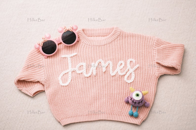 Individueller Baby-Pullover für Mädchen mit handgesticktem Namen und Monogramm ein herzliches Geschenk von Tante Bild 2