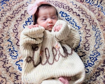 Cherished Custom Baby Sweaters: Personaliseer hun naam met prachtig borduurwerk