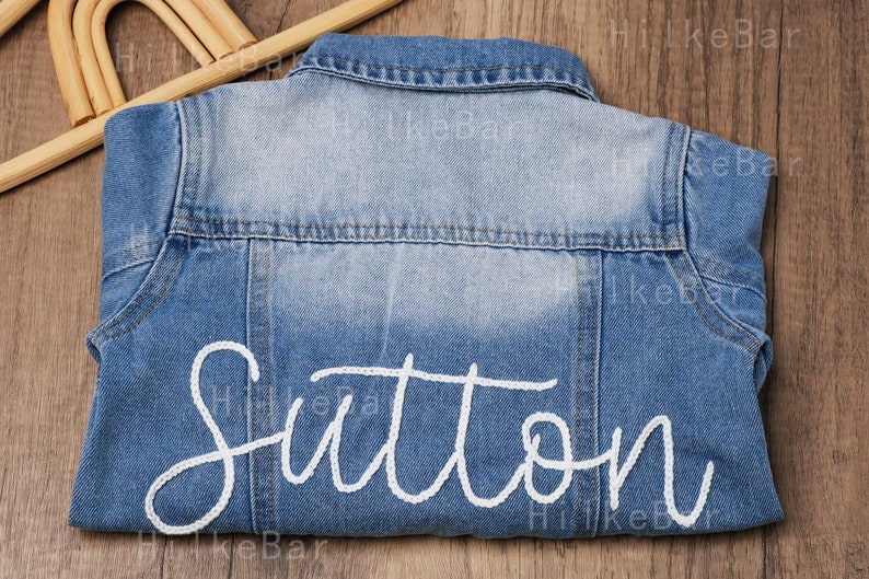 Veste en jean personnalisée brodée à la main pour tout-petit : un ajout unique et élégant à la garde-robe de votre bébé image 4