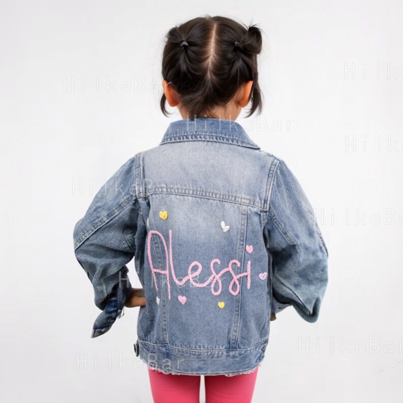 Veste en jean personnalisée brodée à la main pour tout-petit : un ajout unique et élégant à la garde-robe de votre bébé image 2