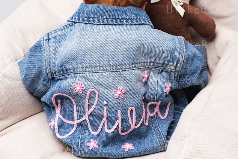 Veste en jean personnalisée brodée à la main pour tout-petit : un ajout unique et élégant à la garde-robe de votre bébé image 1