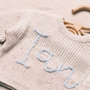 Personalisierter Baby-Pullover für Mädchen mit handgesticktem Namen und Monogramm ein herzerwärmendes Weihnachtsgeschenk von Tante Bild 5