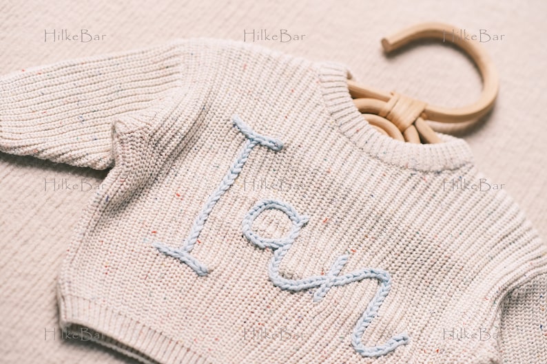 Personalisierter Baby-Pullover für Mädchen mit handgesticktem Namen und Monogramm ein herzerwärmendes Weihnachtsgeschenk von Tante Bild 5