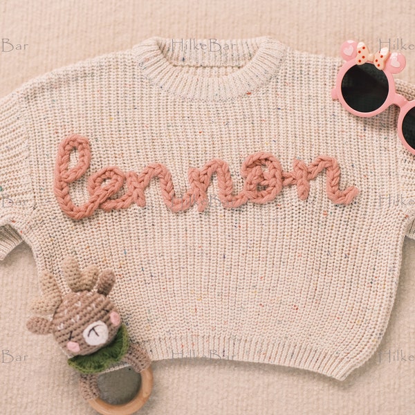 Handgestickter Baby-Pullover mit Monogramm und Namen - Ein herzerwärmendes Weihnachtsgeschenk von Tante