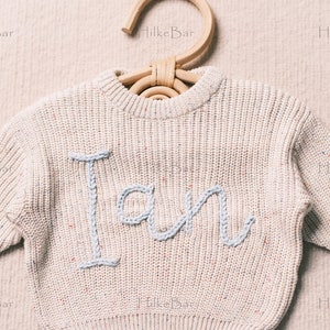 Personalisierter Baby-Pullover für Mädchen mit handgesticktem Namen und Monogramm ein herzerwärmendes Weihnachtsgeschenk von Tante Bild 3