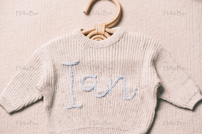 Personalisierter Baby-Pullover für Mädchen mit handgesticktem Namen und Monogramm ein herzerwärmendes Weihnachtsgeschenk von Tante Bild 3