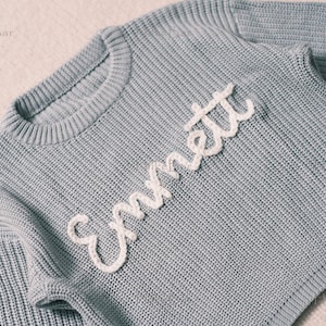 Personalisierter Baby-Pullover für Mädchen mit handgesticktem Namen und Monogramm ein herzerwärmendes Weihnachtsgeschenk von Tante Bild 1