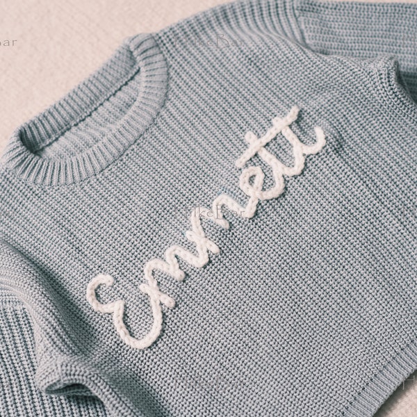 Handgestickter Baby-Pullover mit Monogramm und Namen - Ein herzerwärmendes Weihnachtsgeschenk von Tante