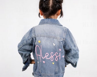 Veste en jean personnalisée brodée à la main pour tout-petit : un ajout unique et élégant à la garde-robe de votre bébé !