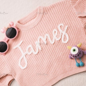 Individueller Baby-Pullover für Mädchen mit handgesticktem Namen und Monogramm ein herzliches Geschenk von Tante Bild 3