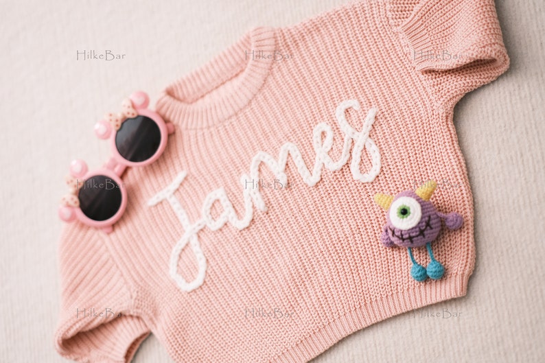Individueller Baby-Pullover für Mädchen mit handgesticktem Namen und Monogramm ein herzliches Geschenk von Tante Bild 3