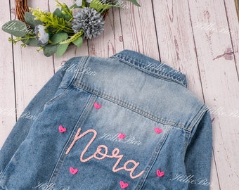 Veste en jean personnalisée brodée à la main pour tout-petit : un ajout unique et élégant à la garde-robe de votre bébé !