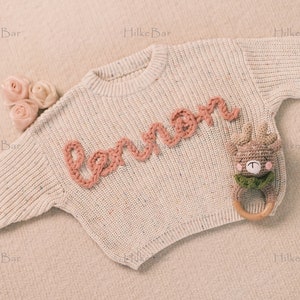 Handgestickter Baby-Pullover mit Monogramm und Namen Ein herzerwärmendes Weihnachtsgeschenk von Tante Bild 4