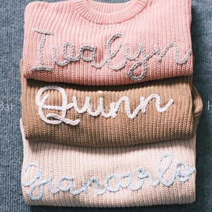 Cherished Custom Baby Sweaters: Personaliseer hun naam met prachtig borduurwerk afbeelding 4