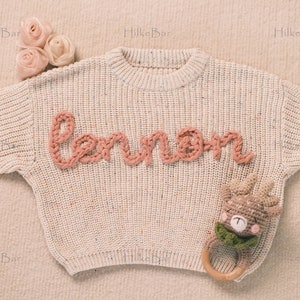 Handgestickter Baby-Pullover mit Monogramm und Namen Ein herzerwärmendes Weihnachtsgeschenk von Tante Bild 1