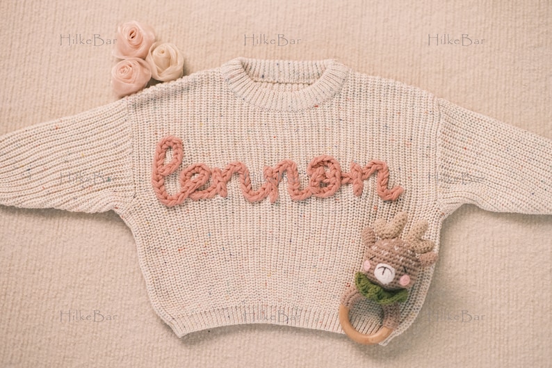 Pull personnalisé pour bébé fille avec nom et monogramme brodés à la main Un cadeau de Noël réconfortant de la part d'une tante image 1