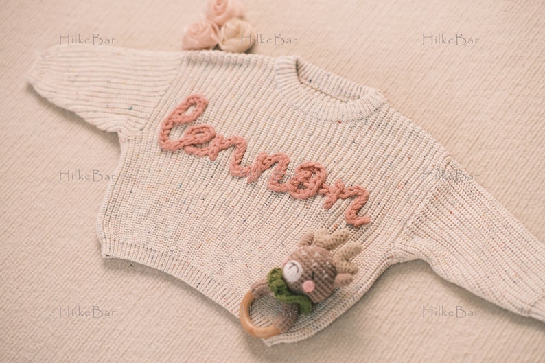 Handgestickter Baby-Pullover mit Monogramm und Namen Ein herzerwärmendes Weihnachtsgeschenk von Tante Bild 3