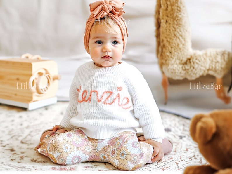 Preciosos suéteres personalizados para bebés: personalice su nombre con exquisitos bordados imagen 2