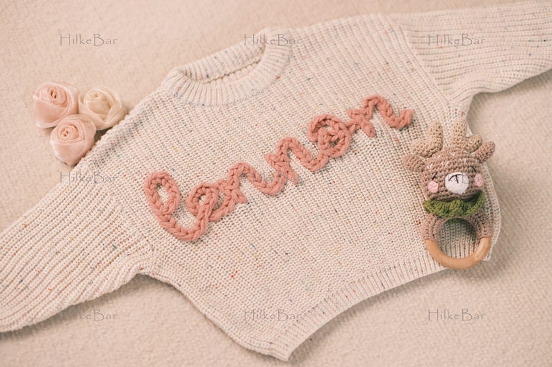 Handgestickter Baby-Pullover mit Monogramm und Namen Ein herzerwärmendes Weihnachtsgeschenk von Tante Bild 5