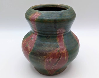 Vase vert et rouge profond en poterie d'atelier signé