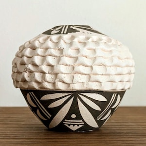 Norma Jane Ortiz corrugated seed pot, Acoma Pueblo New Mexico