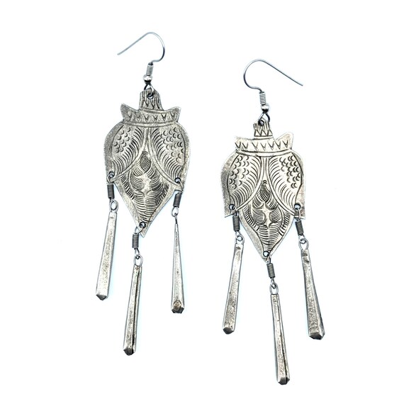 Vintage long dangly silver tone etched flower ear… - image 1