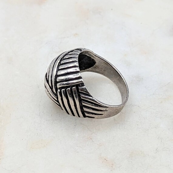 Modernist sterling silver dome ring with incised … - image 5