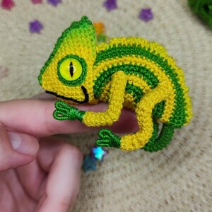 Gehaakt kameleonspeelgoed - miniatuur amigurumi hagedis - zak huisdier cadeau