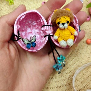 クルミの殻に入った小さなライオンのぬいぐるみ - あみぐるみミニチュアライオン - コレクターズフィギュア