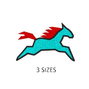Pode incluir: Um desenho bordado de um cavalo a correr em turquesa com uma crina e cauda vermelhas, contornado a preto. O texto "3 TAMANHOS" está abaixo do cavalo.