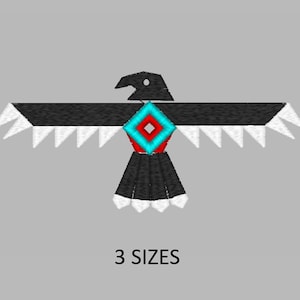 Puede incluir: Diseño bordado de un pájaro negro estilizado con las alas extendidas, con acentos triangulares blancos en las alas y la cola. El pájaro tiene un diseño en forma de diamante rojo y turquesa en el pecho. El texto "3 TAMAÑOS" está debajo.