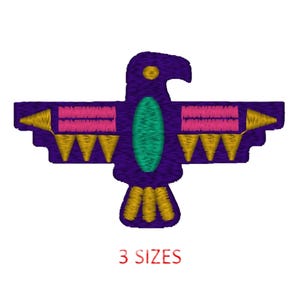 Può includere: Design di uccello ricamato in viola, rosa, verde e oro con il testo "3 TAGLIE".