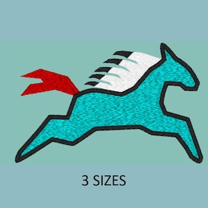 Peut inclure: Motif brodé d'un cheval courant turquoise, souligné de noir. Le cheval a une queue rouge et une crinière blanche et noire. Le texte "3 SIZES" est en dessous de l'image du cheval.