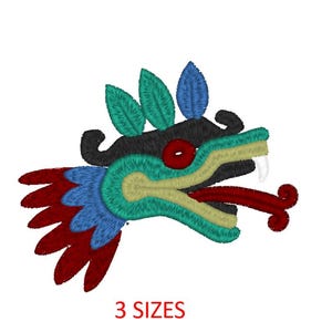 Puede incluir: Parche bordado con una serpiente estilizada de colores con una lengua roja y plumas verdes, azules y rojas. La cabeza de la serpiente es negra con un ojo rojo. El parche está disponible en tres tamaños.