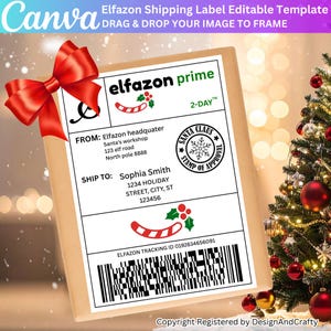 Könnte beinhalten: Eine weihnachtliche Versandetikettenvorlage mit dem Text "Elfazon prime" und "2-DAY". Das Etikett enthält einen Barcode, einen Weihnachtsmann-Stempel und den Text "FROM: Elfazon headquater" und "SHIP TO: Sophia Smith". Eine rote Schleife und ein Weihnachtsbaum sind im Hintergrund.