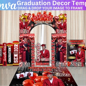 Op de afbeelding: Een afstudeerdecoratiesjabloon met een rood en zwart thema. Het ontwerp omvat fotohokjes, banners en een rode loper met de naam van de afgestudeerde en het jaar 2026. De Canva-sjabloon bevat de tekst "Graduation Decor Template".