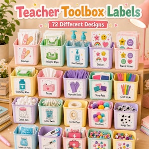 Puede incluir: Un conjunto de cajas de almacenamiento de plástico en colores pastel sobre un estante de madera escalonado, cada una etiquetada con texto e ilustraciones para suministros escolares. El cartel superior dice Teacher Toolbox Labels.