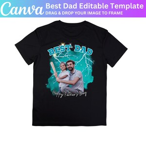 Puede incluir: Camiseta negra con el texto "Best Dad" en azul y blanco, con una foto de un padre y un ni&ntilde;o. La camiseta tambi&eacute;n incluye el texto "Happy Father's Day".