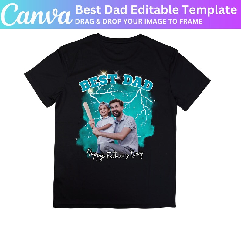 Puede incluir: Camiseta negra con el texto "Best Dad" en azul y blanco, con una foto de un padre y un ni&ntilde;o. La camiseta tambi&eacute;n incluye el texto "Happy Father's Day".