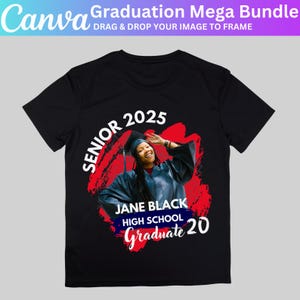 K&ouml;nnte beinhalten: Schwarzes T-Shirt mit einem roten und wei&szlig;en Grafikdesign, das einen Absolventen in Kappe und Robe zeigt. Der Text auf der Grafik lautet "Senior 2025", "Jane Black", "High School" und "Graduate 20".
