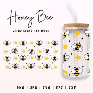 Könnte beinhalten: Ein 20 Unzen Glas-Dosen-Wrap mit einem Honigbienen- und Wabenmuster. Das Design enthält gelbe Waben, schwarze Sterne und gelbe und schwarze Bienen. Der Text "Honey Bee" und "20 OZ GLASS CAN WRAP" ist ebenfalls im Design enthalten.