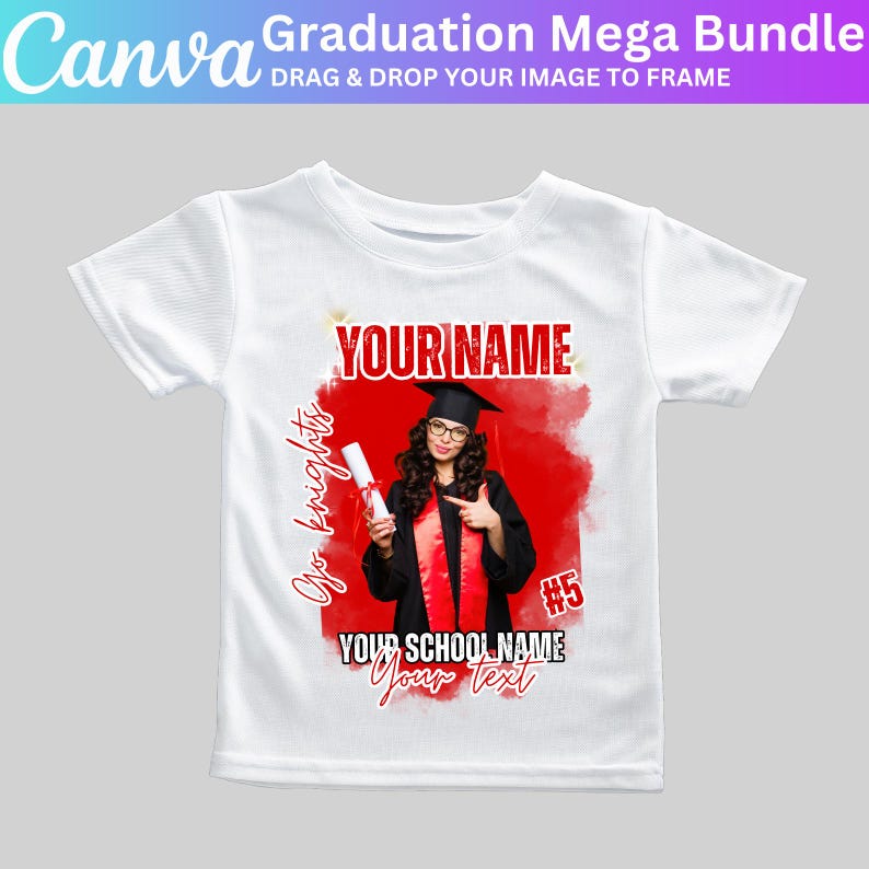 K&ouml;nnte beinhalten: Wei&szlig;es T-Shirt mit einem roten und wei&szlig;en Design, das einen Absolventen mit einem Diplom zeigt. Das Design enth&auml;lt den Text "Go Knights", "YOUR NAME", "#5", "YOUR SCHOOL NAME" und "Your text".