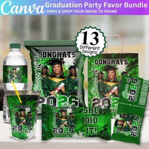 Puede incluir: Un paquete de recuerdos para fiestas de graduación con un tema verde y negro. Los artículos incluyen botellas de agua, bolsas de patatas fritas, bolsas de regalo y envoltorios de caramelos, todos adornados con el texto "Felicidades", "Clase de 2025/2026" e imágenes de graduados. El paquete incluye 13 diseños diferentes.